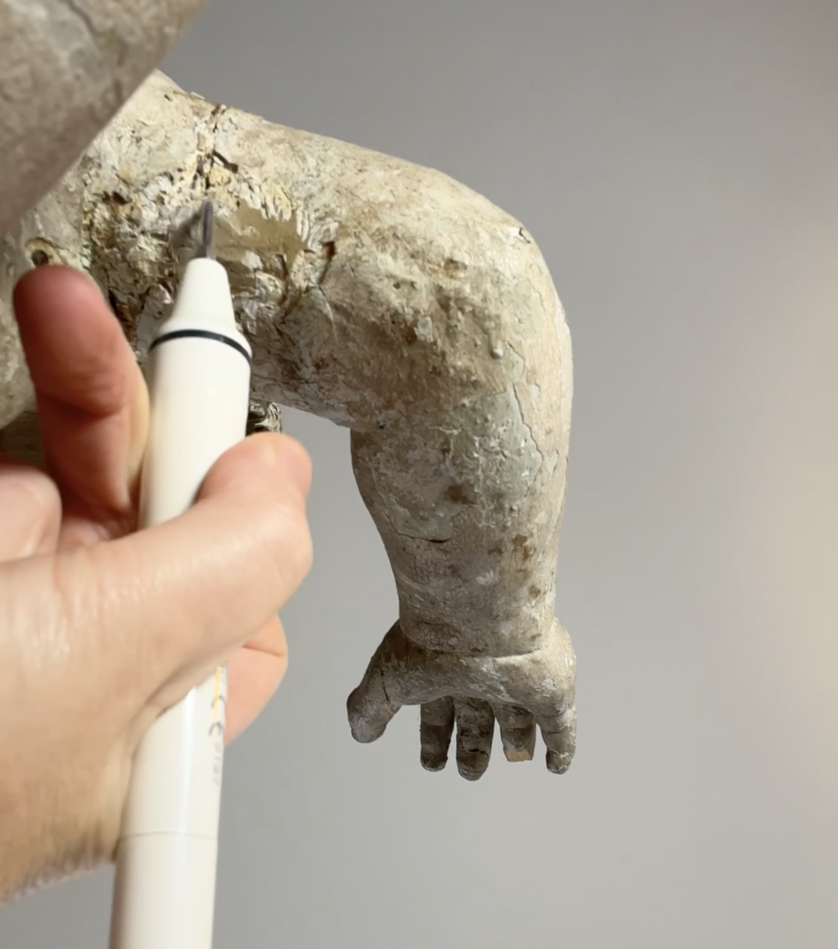 Travaux de restauration d’une sculpture